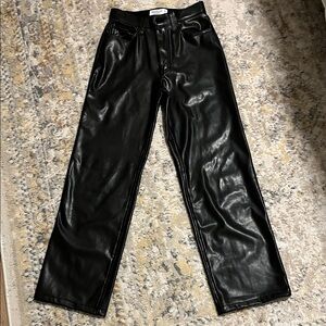High Rise 90s Relaxed Vegan Leather Pant 27 Short